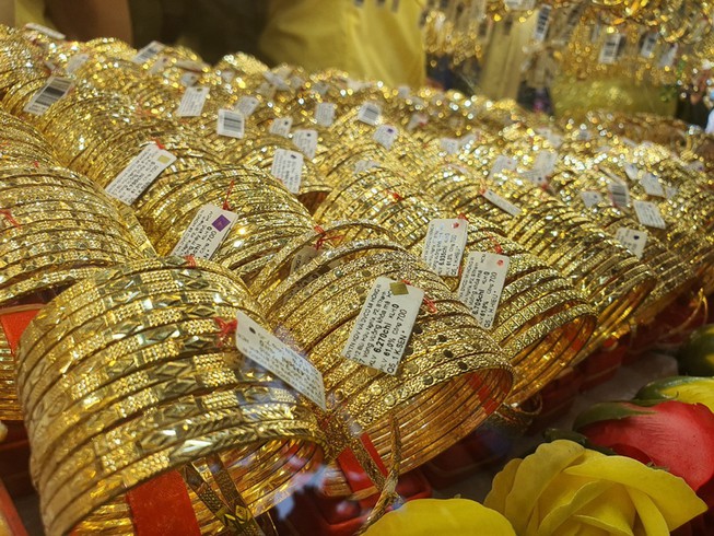 Giá kim loại hôm nay 17/4: Vàng giảm mạnh, bạc điều chỉnh, thép nhích tăng